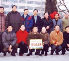       2004年12月路大三、四班畢業(yè)生十五周年同學(xué)聚會(huì)在母校栽下師生紀(jì)念 樹祝母校更加輝煌