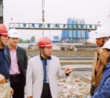       圖為學(xué)院畢業(yè)生韋世國(guó)副局長(zhǎng)（左一）、學(xué)院畢業(yè)生九泰公司 總經(jīng)理關(guān)和平（中）在施工現(xiàn)場(chǎng)